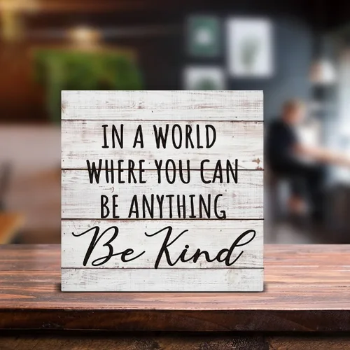 Vista 3 de Letrero de madera con texto en inglés "In a World Where You Can Be Anything Be Anything Be Kind", decoración de escritorio, con cita inspiradora