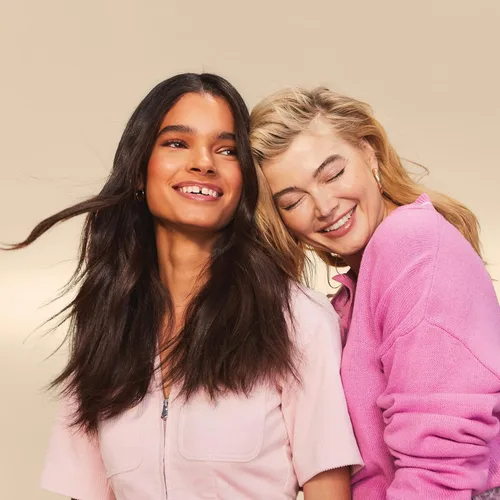 Vista 5 de VERB Dry Shampoo Dark – Refresca, absorbe aceites + extiende estilos – Champú seco refrescante en aerosol para tonos oscuros – Vegano, sin parabenos