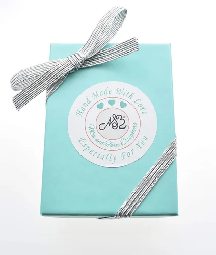 Vista 8 de MOM & THREE DAUGHTERS Collar con dije de Bichon Frise en peltre plateado Cadena Saturno de acero inoxidable de 18 pulgadas Pacas de metal mixto