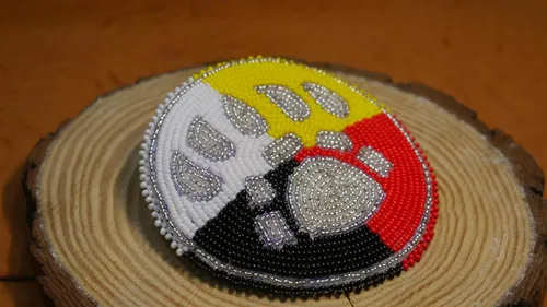 Vista 2 de Pinzas para el cabello con cuentas estilo nativo americano, colección hecha a mano (4 direcciones, pata de oso)