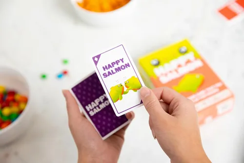 Vista 7 de Exploding Kittens - Juego Happy Salmon, juego de cartas divertidas para adultos, adolescentes y niños