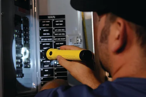 Vista 4 de Streamlight 76413 PolyStinger LED HAZ-LO Linterna recargable intrínsecamente segura con cargador de CA de 120 voltios, amarillo - 130 lúmenes