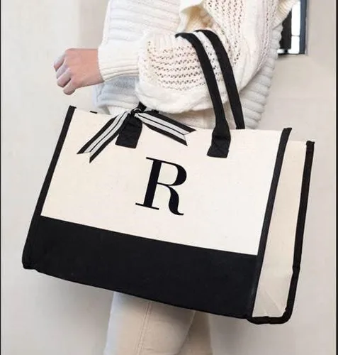 Vista 2 de Mud Pie - Bolsos clásicos de lona con inicial, color blanco y negro (R), 100% de algodón, 17 x 19 x 2pulgadas