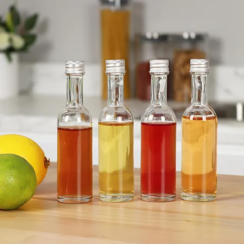 Vista 4 de Mini botellas de vidrio pequeñas de 1.7 fl oz con tapa de aluminio y termorretráctiles, paquete de 24 (tapas negras) para bebidas de salsas de licor