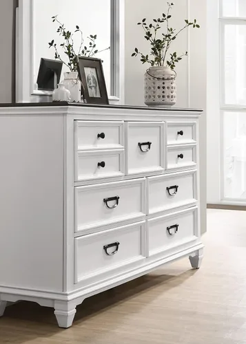 Vista 7 de Clelane - Juego de dormitorio de madera con cama Queen con panel Shiplap, tocador, espejo, mesita de noche y cofre en blanco desgastado y gris oscuro