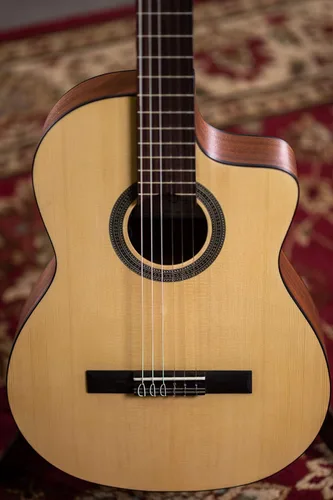 Vista 14 de Cordoba C1M-CE - Guitarra clásica electroacústica con cuerdas de nailon, Serie Protégé, Natural