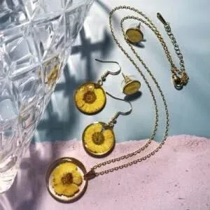 Vista 3 de Conjunto de regalo de joyería de plata esterlina con flor prensada hecha a mano para mujer 3 en 1 Daisy