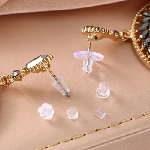 Vista 4 de Nkwuire 6 estilos de tuercas de silicona para aretes con tachuelas, 600 piezas de respaldos de aretes transparentes y suaves hipoalergénicos