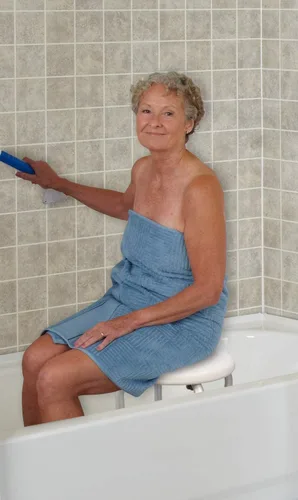 Vista 4 de Carex Taburete de ducha compacto, taburete de baño de altura ajustable y asiento de ducha, asiento de baño de aluminio que soporta 250 libras