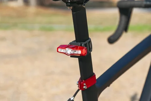 Vista 6 de CATEYE ViZ USB Rechargeable Daytime Safety Light – Super Bright LED Rear Bike Light, Visible up to 1 Mile, Opticube™ Lens, Day & Night Flash Modes