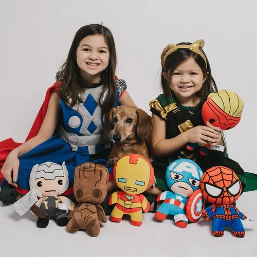 Vista 4 de Llavero de hebilla para perro, Marvel, juguete de peluche con chirriador de Spider Man en pose Kawaii de pie, multicolor, 20,32 cm x 15,24 cm