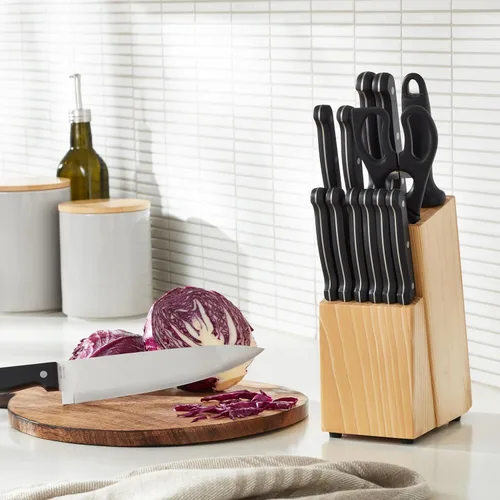 Vista 8 de Amazon BasicsJuego de cuchillos de cocina de 14 piezas, cuchillas de acero inoxidable de alto carbono con bloqueo de madera de pino, negro