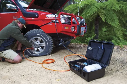 Vista 4 de ARB (CKMTP12) Compresor de aire portátil de alto rendimiento de doble motor de 12V