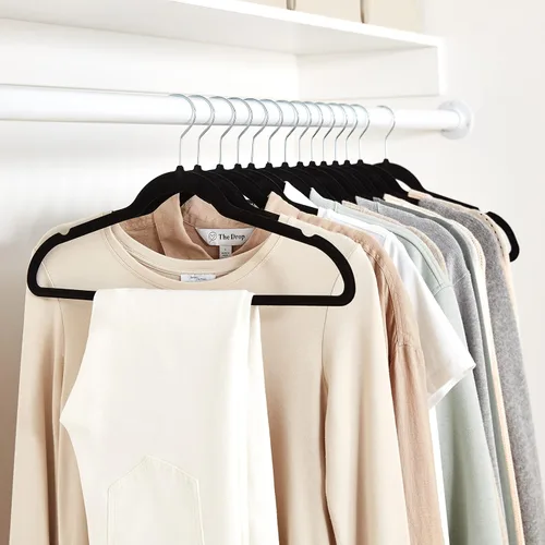 Vista 9 de Amazon Basics - Ganchos finos de terciopelo antideslizantes para trajes, paquete de 30, color negro
