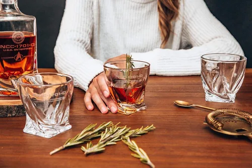 Vista 4 de Star Trek: The Next Generation - Juego de decantadores de whisky de 5 piezas, vasos de chupito para fiesta temática de USS Enterprise