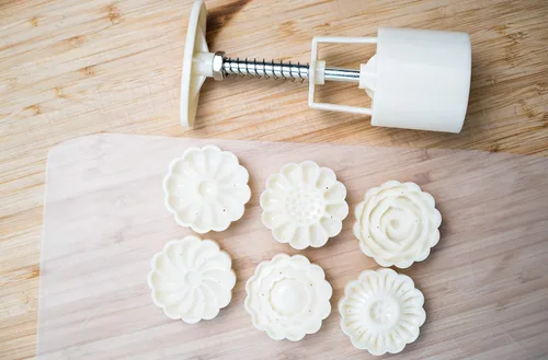 Vista 3 de Molde de prensa de galletas para pastel de luna a presión de mano con 6 patrones de modo para 1 juego – 1.76 oz de sello de galletas Mooncake Mold