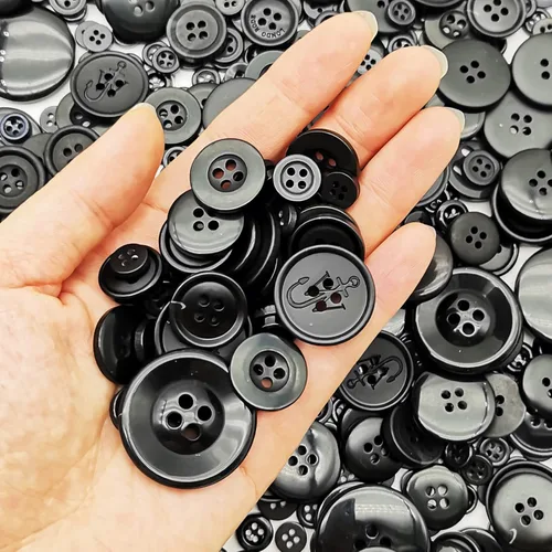 Vista 2 de Qovydx 1600 botones negros de varios tamaños para manualidades, surtido de botones de manualidades mixtos a granel