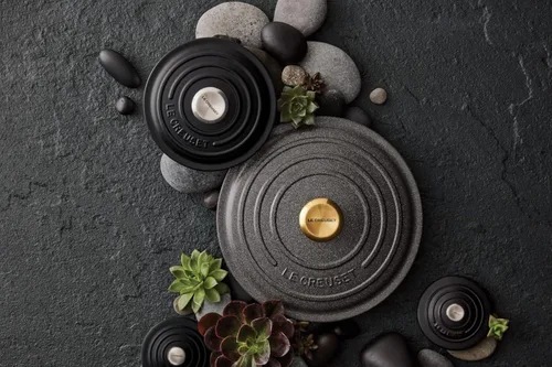 Vista 2 de Le Creuset Mini Cocotte de Hierro Fundido Esmaltado con Tapa, 1/3 qt., Licorice