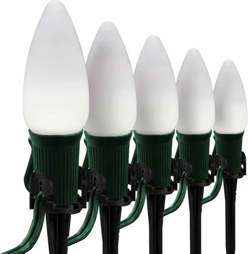 Vista 17 de Wintergreen Lighting 25’ OptiCore LED Luces navideñas verdes para camino, C9 Luces navideñas para exteriores, estacas de 4.5”, cable verde