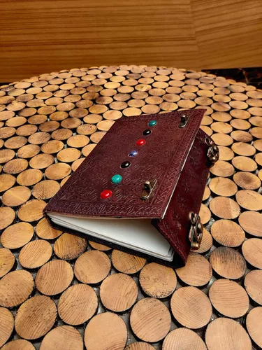 Vista 5 de Cuaderno de cuero del Libro de las Sombras, cuaderno sobrenatural con piedras de chakra, cristales curativos y cierre, de AzureGreen