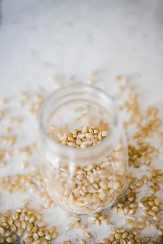 Vista 4 de Amish Country Popcorn Bolsas de 24 a 4 onzas, granos blancos medianos Anticuado, sin OMG y sin gluten