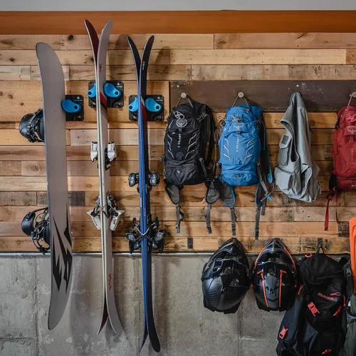 Vista 8 de Gravity Grabber La estantería de pared definitiva para esquís y tablas de snowboard - Se adapta a cualquier esquí o tabla de snowboard - Guarda tus
