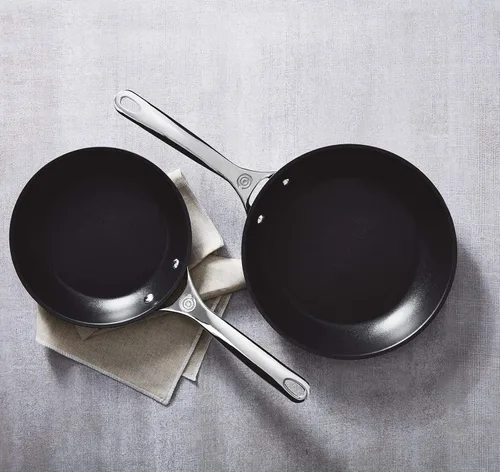 Vista 9 de Le Creuset Juego completo de 8 piezas de hierro fundido esmaltado multiusos con perillas SS, cerámica y antiadherente endurecido PRO sartén - Llama