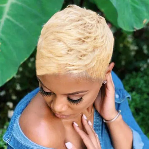 Vista 3 de Pelucas rubias 613 de corte Pixie para mujeres negras, cabello sintético rubio rizado en capas con flequillo, pelucas de corte corto para mujeres