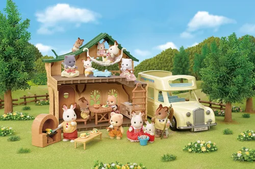 Vista 4 de Calico Critters Lakeside Lodge - Juego de regalo, casa de muñecas coleccionable con figuras, muebles y accesorios, rosa, mediano