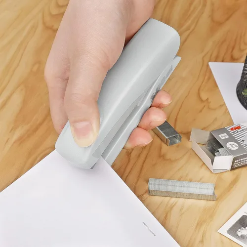 Vista 4 de Asdirne Kit de suministros de oficina, juego de accesorios de escritorio, incluye 2 tijeras, 1 grapadora, 1000 piezas de 26/6 grapas, 1 removedor