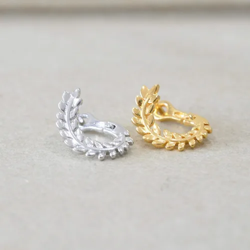 Vista 7 de Pendientes pequeños Huggie de vid en plata de ley con acabado dorado