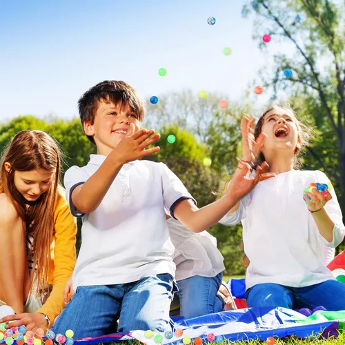 Vista 7 de Sumind 100 bolas pequeñas con rebote de goma a granel para bebés, regalos de fiesta de cumpleaños, regalos, premios, máquinas expendedoras