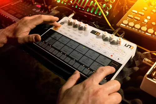 Vista 5 de IK Multimedia Tambor analógico y digital UNO con 6 voces analógicas, secuenciador de 64 pasos, USB y MIDI de 0.098 in, 100 preajustes de patrones