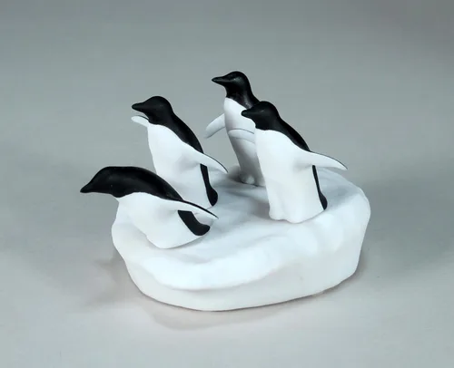 Vista 3 de Penguin Quartet Sculpture by John Perry on Ice Floe Statue 5in Long