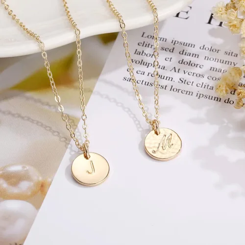 Vista 6 de Collar ajustable con medalla circular e inicial para mujeres y niñas, chapado en oro de 14 quilates, grabado a doble cara, con inicial personalizada