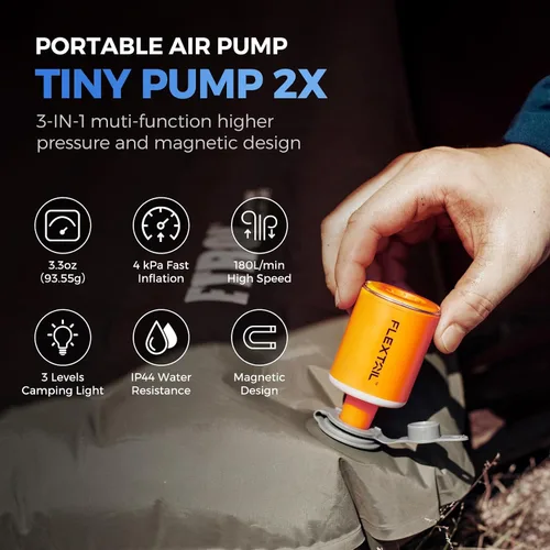 Vista 2 de FLEXTAILGEAR Bomba de aire para inflables con linterna de campamento, bomba pequeña 2X, bomba de aire portátil de 4 kPa, bomba de colchón de aire