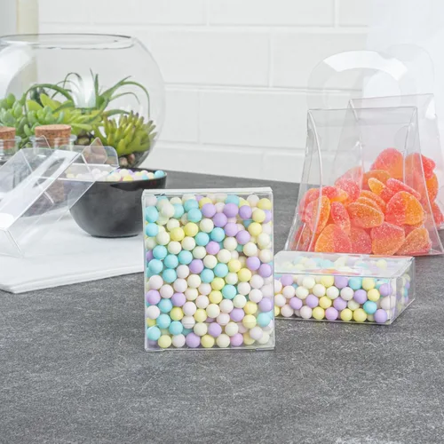 Vista 10 de Restaurantware Sweet Vision Cajas de plástico de 2.6 x 1 x 3.1 pulgadas, 100 cajas cuadradas transparentes para dulces, paquete de golosinas