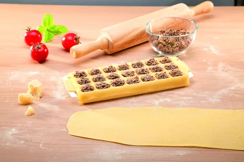 Vista 3 de Tescoma 630879.00 Ravioli Maker, Molde para 21 ravioles cuadrados, cortador de raviolis, prensa de raviolis, sello de raviolis