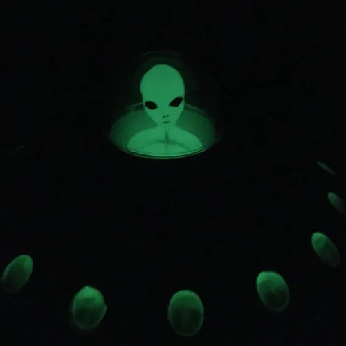 Vista 8 de Off the Wall Toys Nave Espacial UFO de Alienígenas con Resplandecimiento en la Oscuridad y Figura de Acción Doblada de Juguete