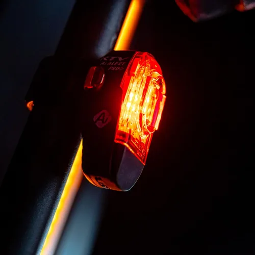 Vista 5 de LEZYNE KTV Drive Pro Alert - Luz trasera para bicicleta, recargable por USB, duradera, resistente a la intemperie, IPX7, luz trasera LED blanca