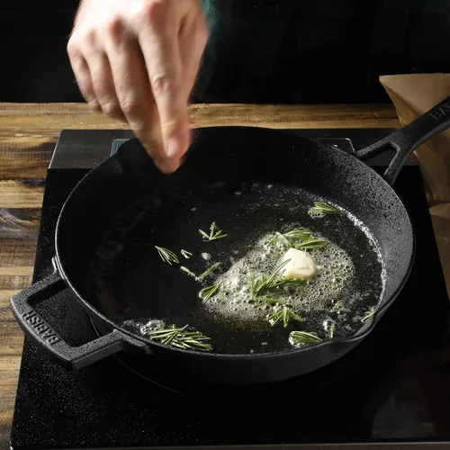 Vista 5 de Babish Sartén de hierro fundido presazonado de 10 pulgadas – Sartén antiadherente duradera para sellar, saltear y usar en el horno