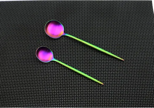 Vista 6 de Juego de cubiertos multicolor iridiscente arcoíris de 10 piezas, juego de cubiertos antioxidantes, cucharas de ensalada, cuchillos y tenedores