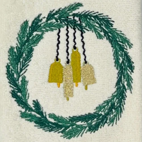 Vista 2 de Serafina Home Juego de 2 toallas de Navidad para baño, 100% algodón, diseño de corona de Navidad bordada en blanco marfil con campanas, 12 x 18