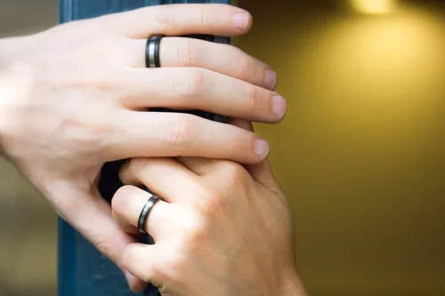 Vista 4 de Set of two titanium and carbon fiber wedding bands. Modern and unique black ring. Water resistant and hypoallergenic. (00307_4N7N)