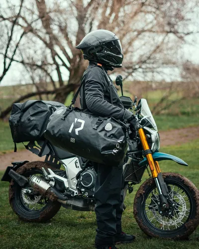 Vista 2 de IRON JIA'S Bolsa Seca para Motocicleta – Bolsa de Lona Impermeable y Bolsa Trasera de Equipaje, Bolsas de Sillín con Cierre Superior Enrollable Negro
