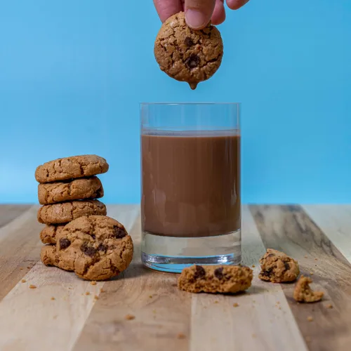 Vista 3 de Kiki Milk Leche a base de plantas - The Starter Kit - 2 leche de chocolate de 8 onzas y 2 Kiki Milk orgánicos originales de 8 onzas - Fuente