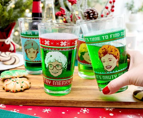 Vista 6 de Silver Buffalo The Golden Girls Holiday Sweater - Juego de 4 vasos de cerveza para licor, bebidas de pub, cada uno con capacidad para 16 onzas