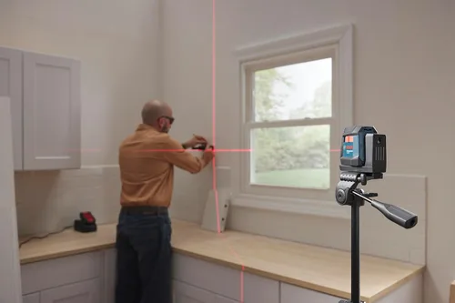 Vista 7 de Bosch GLL50-20 - Láser autonivelante de línea cruzada de 50 pies, incluye soporte magnético integrado y 2 pilas AA