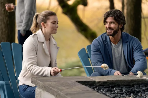 Vista 4 de Hallmark 2-Movie Collection Where Your Heart Belongs & Warming Up to You