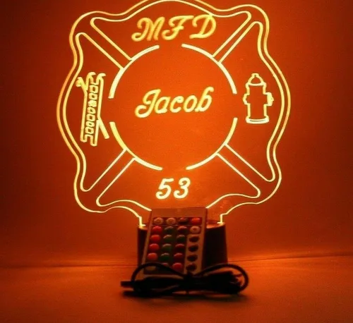 MIRROR MANIA Lámpara LED de mesa con nombre personalizado con cualquier nombre, con control remoto de 16 colores cambiantes, grabado gratis, gran